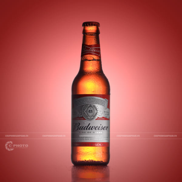 Chụp hình chai bia Budweiser