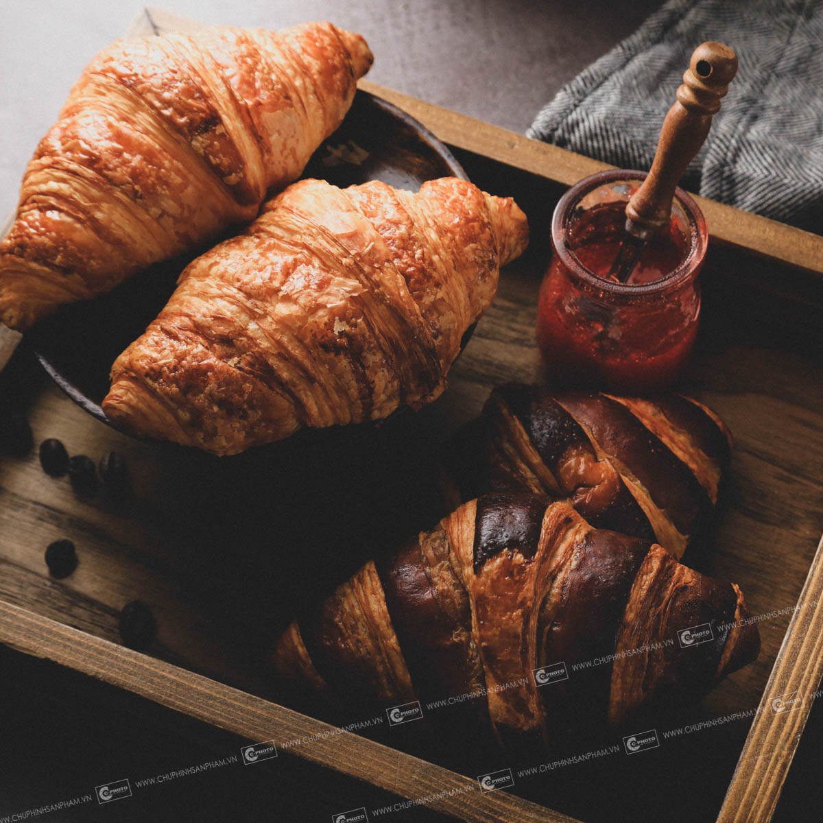 Chụp ảnh món bánh sừng trâu - croissant